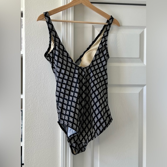 Miracle suit Oceanus One-Piece Swimsuit Womens 
Size 12 Tummy Control - Picture 4 of 6